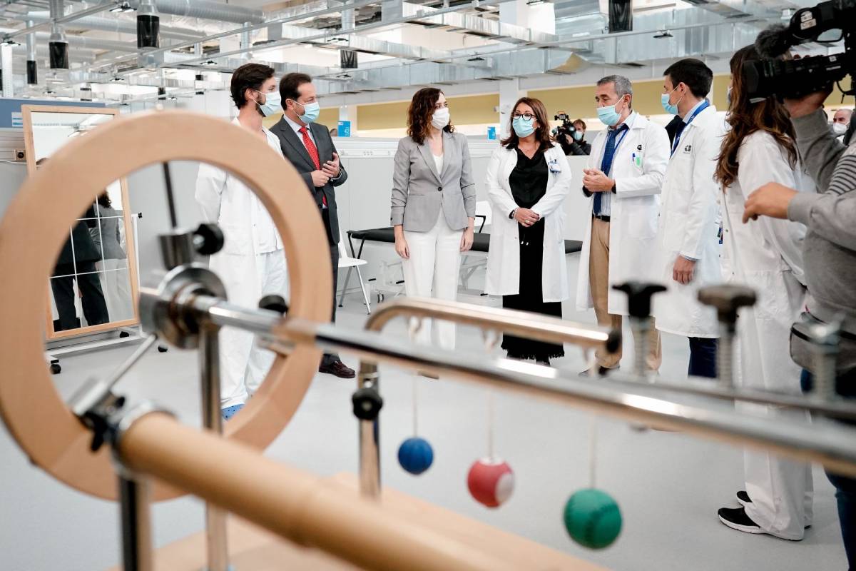 Isabel DÃaz Ayuso durante una de sus visitas al Hospital Isabel Zendal, donde irÃ¡n destinados una parte de los nuevos interinos del Sermas (Foto: Comunidad de Madrid).